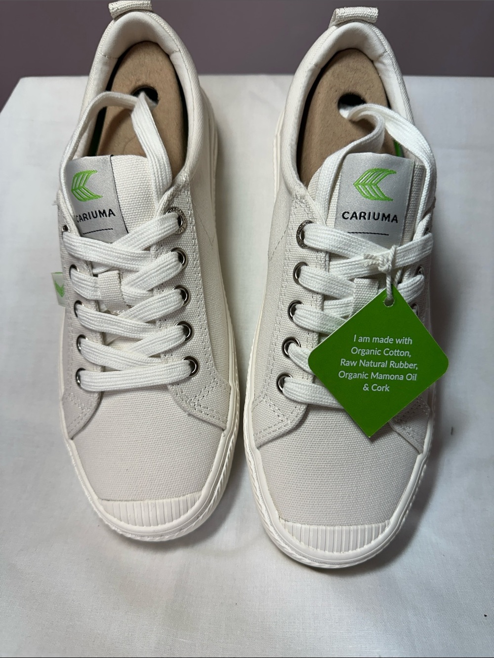 Cariuma White Canvas Sneakers with Green Logo Accent NWT.        0030